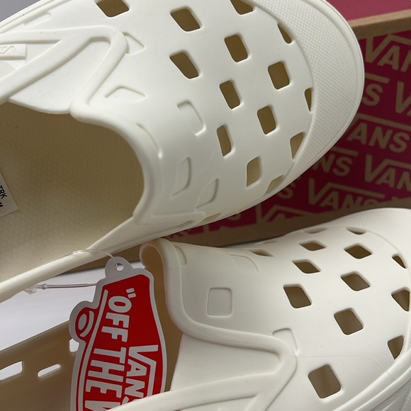 Vans Men’s Slip-On Trk
Marshmallow
VN0A5HF8FS8
Sneakers - Picture 14 of 16